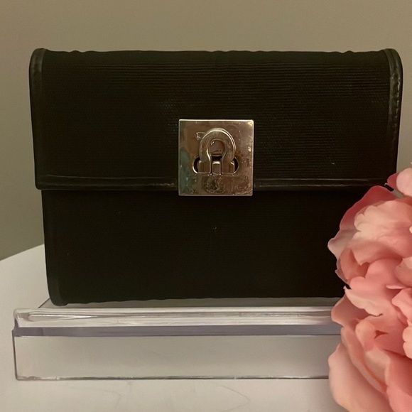 MYSTERY DESIGNER or LUXE BAG More You Bid the More You Get! Value $99-$1600🤩 - Picture 8 of 14